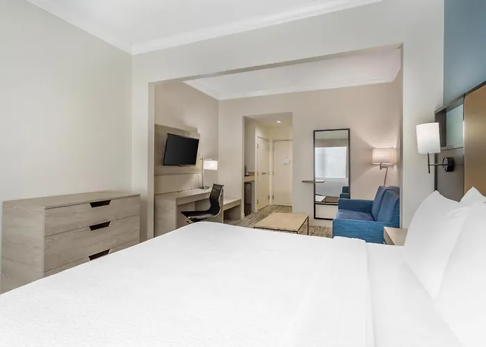 Cheap hotel: Best Western Plus Airport Inn & Suites